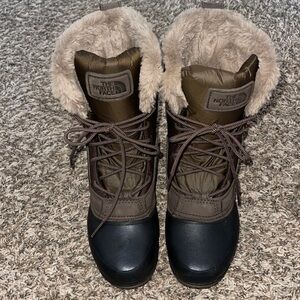 North face snow boots size 9